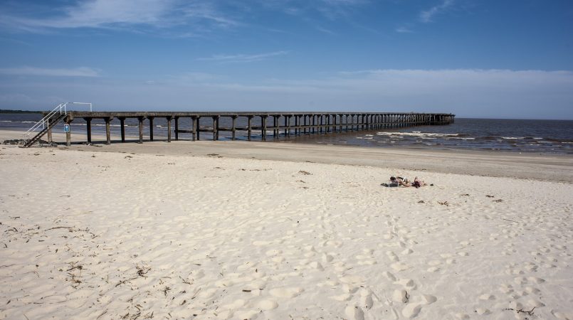 Vista del muelle de la Playa El Calabres, nota por el Proyecto + Colonia para generar un polo de la industria del conocimiento en un predio de 500 hectareas en Colonia del Sacramento, ND 20231128, foto Fernando Ponzetto - Archivo El Pais